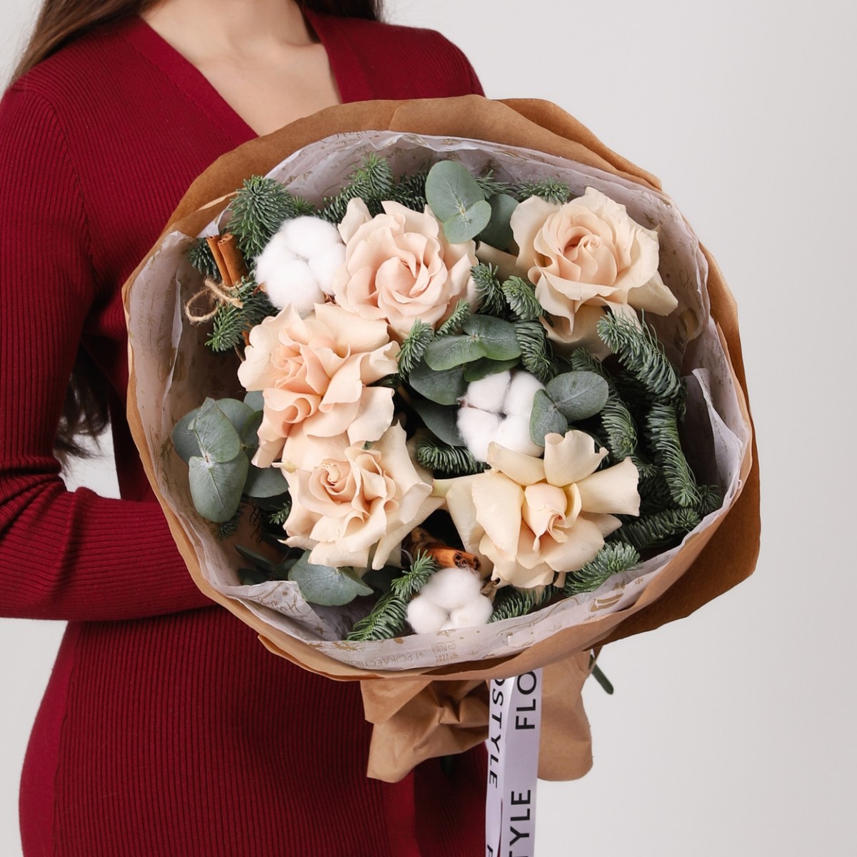 zimnij buket s nezhnymi rozami i elkoj 4